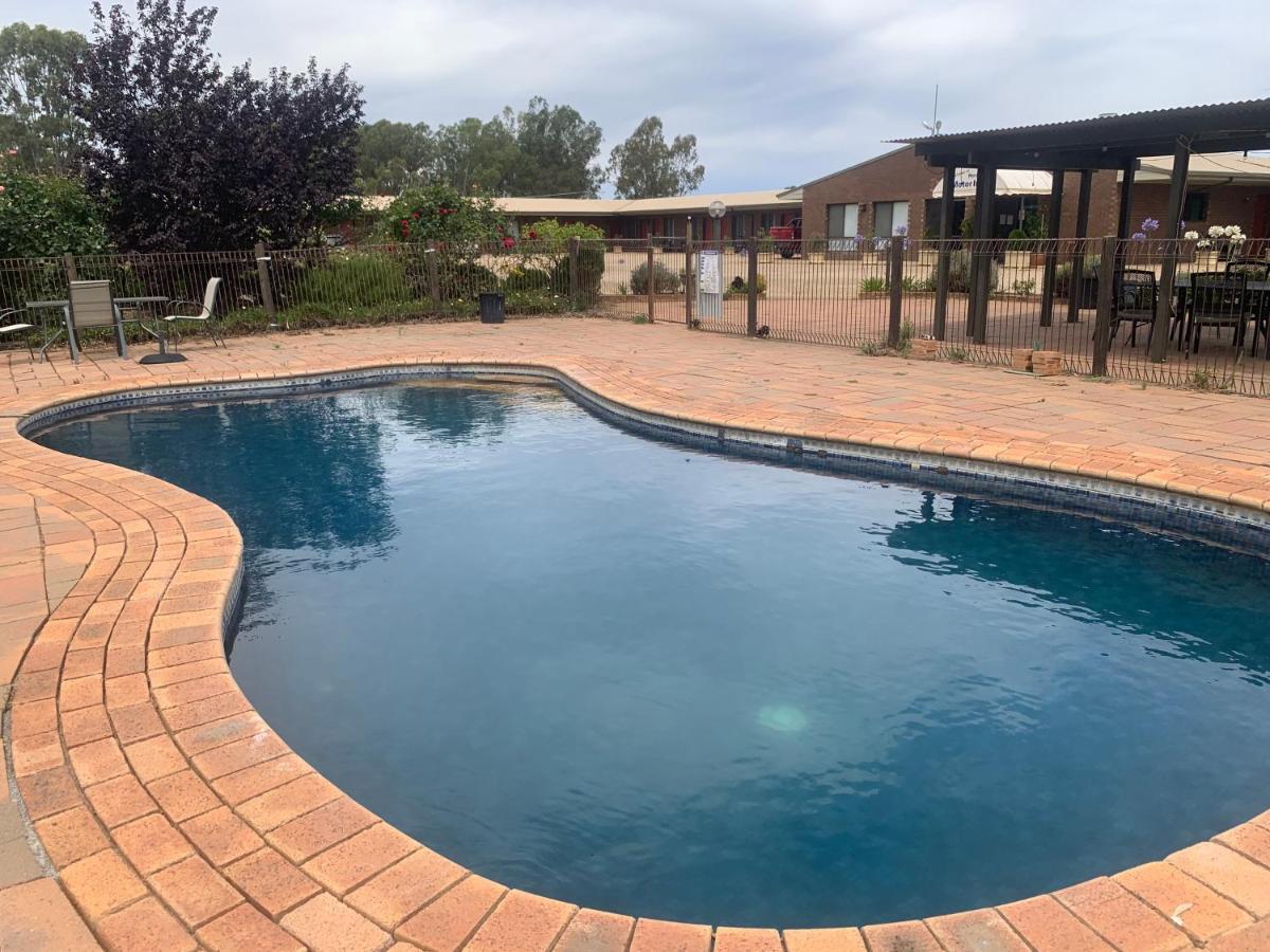 Newell Motor Inn Narrandera Exteriör bild